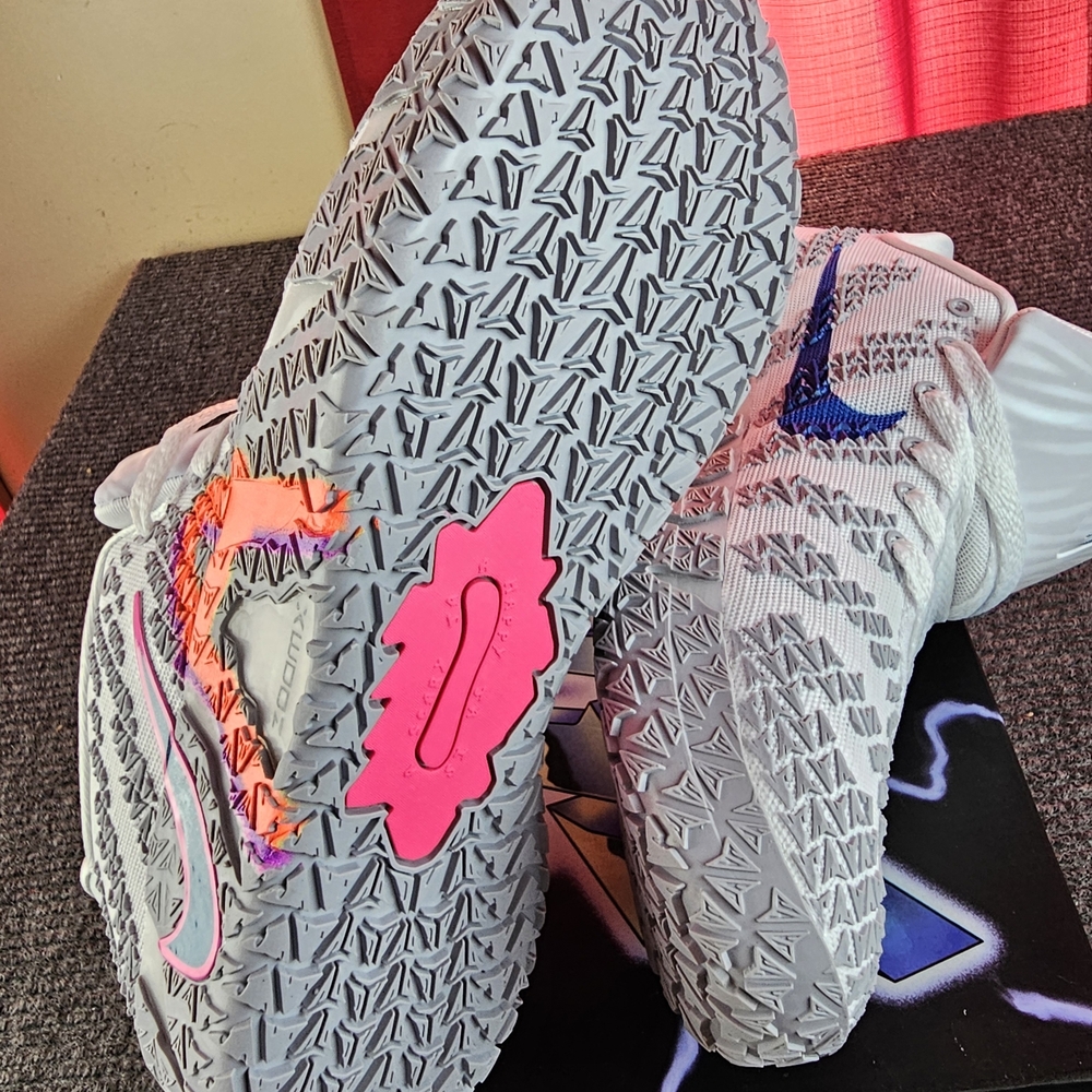Nike Kids Shoes - White and Pink - Picture 7 of 9